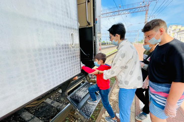 Тихвинские волонтеры сопровождают «Поезд Победы»