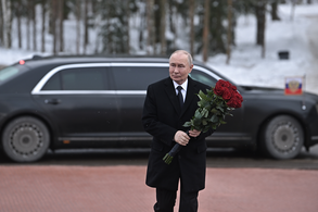 Возложение цветов к Рубежному камню