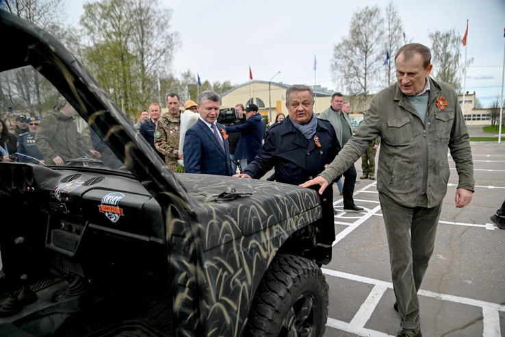 Ленинградцы — фронту