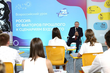 Владимир Путин рекомендовал школьникам доверять таким источникам, как общество «Знание»