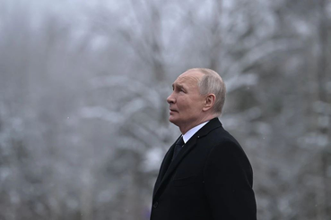 Президент России возложил цветы к Рубежному камню на Невском пятачке