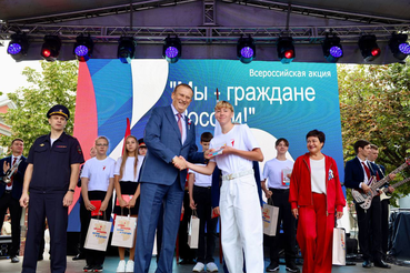 Юным жителям Гатчины — первые паспорта в День Государственного флага