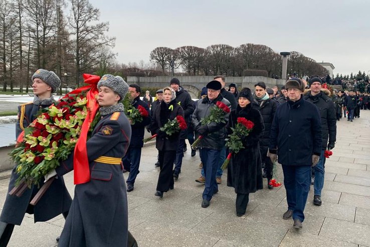 В День полного снятия блокады ленинградцы чтят память погибших героев