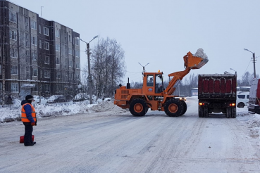 Дворники и техника выходят на борьбу со снегом