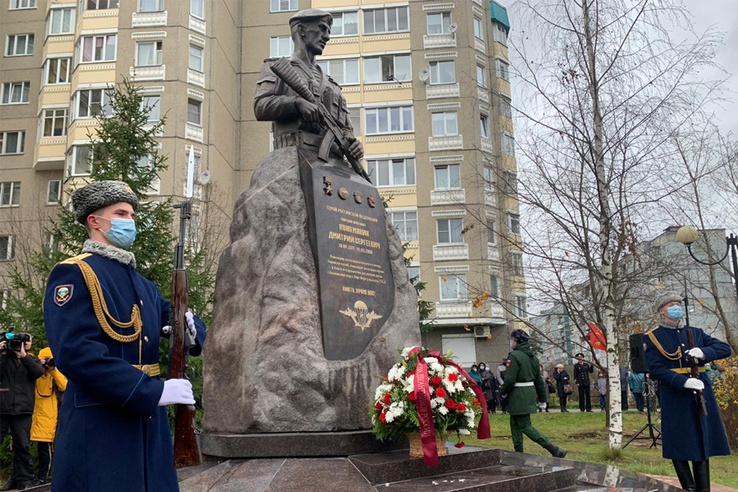 Памятник герою 6-й роты поставлен в Ленинградской области