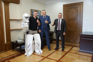 Губернатор поздравил лучшего игрока Ночной хоккейной Лиги Мечты