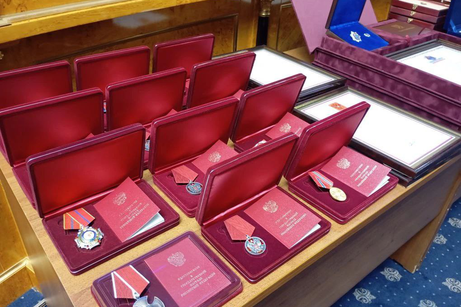 Награды — ленинградцам