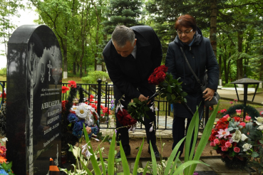 Губернатор почтил память погибших десантников