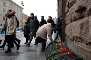 Губернатор почтил память погибших в результате теракта в петербургском метро 3 апреля 2017