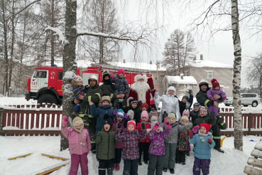Новогоднее чудо: пожарный ― Дед Мороз-эквилибрист