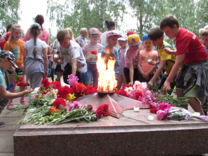 Траурный митинг, посвященный Дню памяти и скорби, молодежная акция «Свеча памяти», Братское захоронение, город Бокситогорск. Предоставлено Администрацией Бокситогорского района