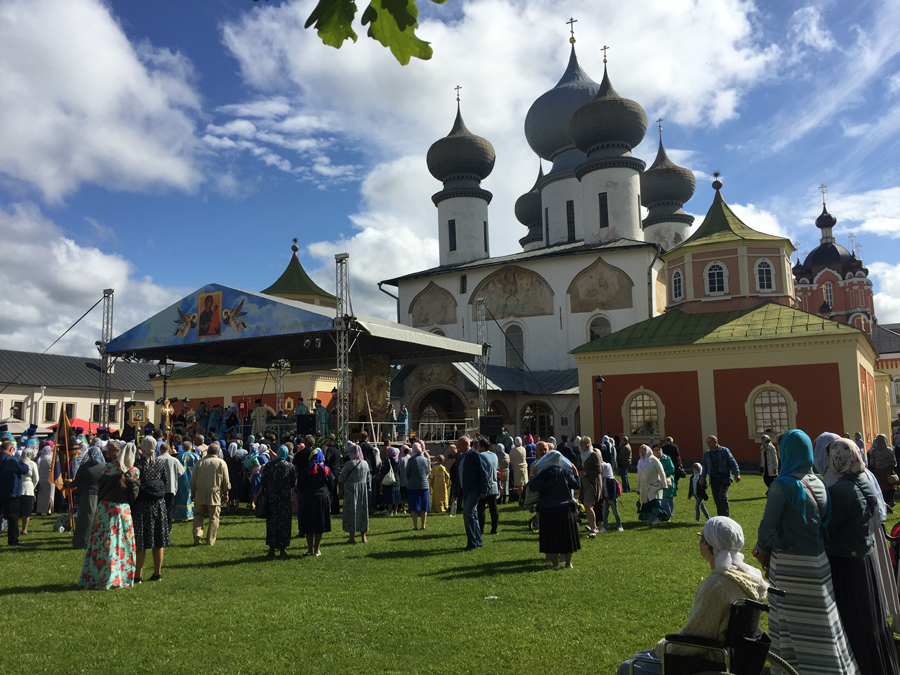 Родная обитель. День Тихвинской иконы Ленинградской области. Ленинградская область г.Тихвин с чудотворной иконой. Озеро чудотворное в Тихвине. Красивое фото г. Тихвина Возвращение Тихвинской иконы.