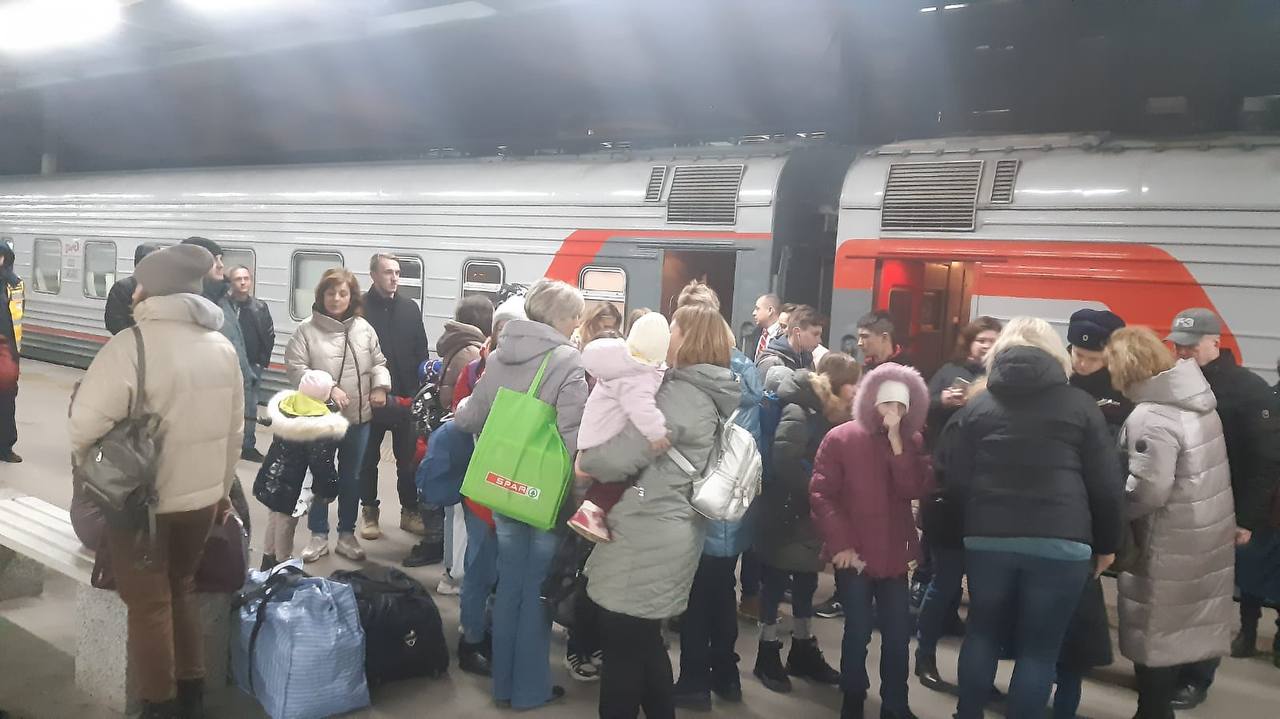 Двадцать сирот из Луганска приехали к приемным родителям в Ленобласть